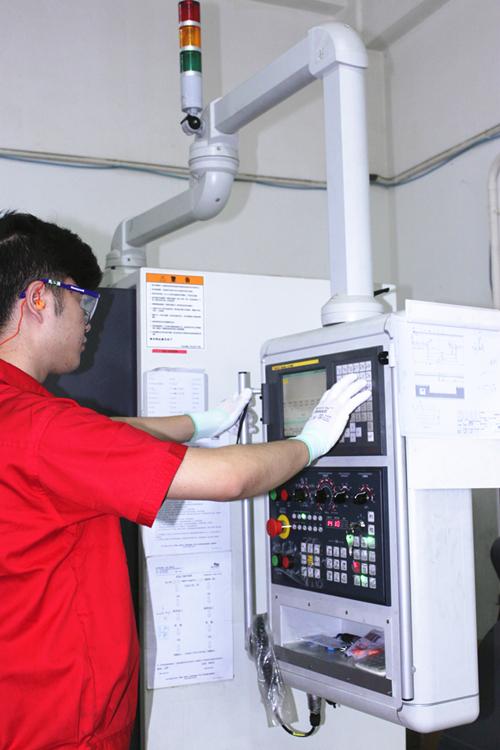 智(zhi)能(neng)工廠中(zhong)人(ren)機界(jie)面的顯(xian)示屏 如何(he)當好(hao)向導